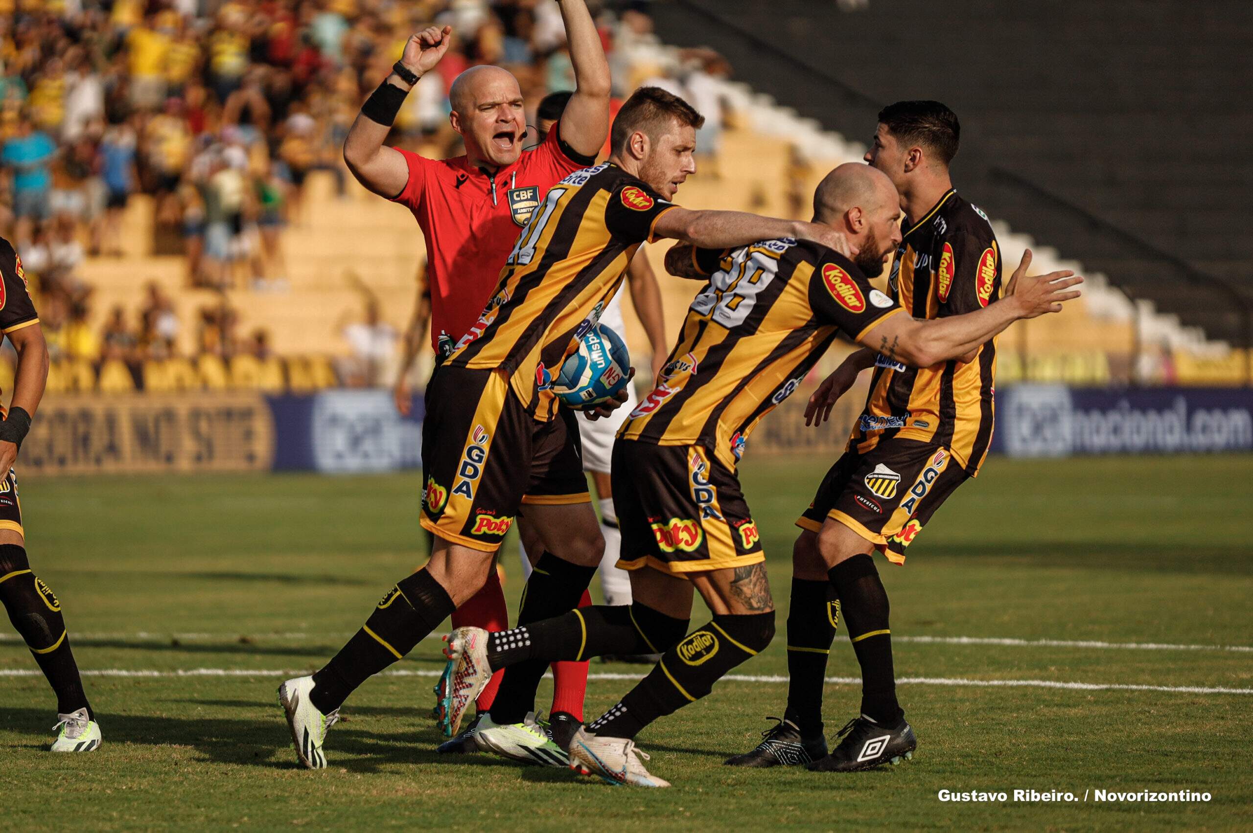 Criciúma vence jogando em casa e garante acesso à Série A do Brasileirão